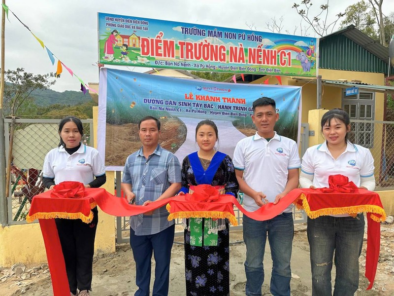 Hình ảnh một nhóm người đang vui vẻ tương tác với điện thoại di động, thể hiện sự hứng thú khi tham gia cộng đồng cá cược sao 789.