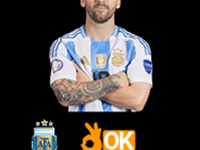 Cầu thủ bóng đá đang tranh bóng trên sân cỏ